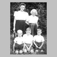059-0176 Herta Engels mit ihren Kindern Grete, Hans, Helmut und Horst im Sommer 1942 am Pregel..JPG